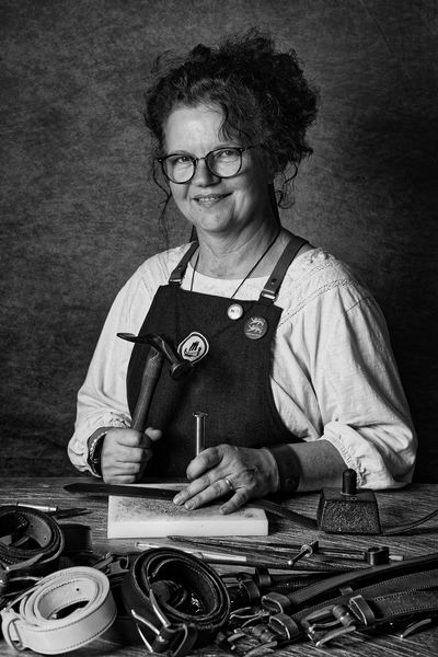 Virginie Jeanne dans l&rsquo;atelier de la Maroquinerie du Cotentin &agrave; Ancteville